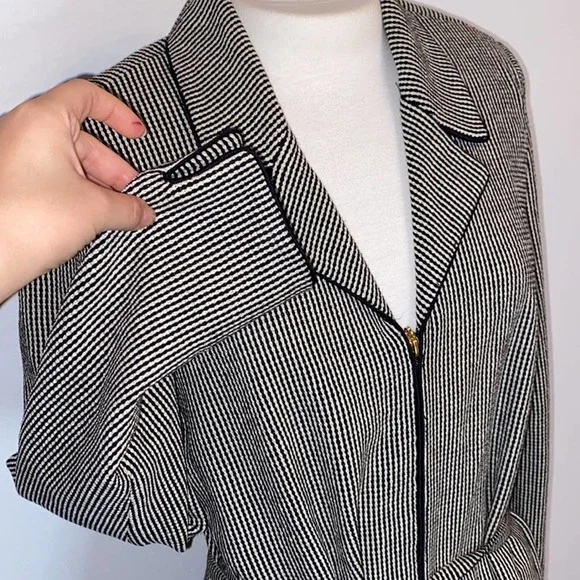 St. John Gray Knit Shirt Suit with Belted Blazer - Picture 4 of 12